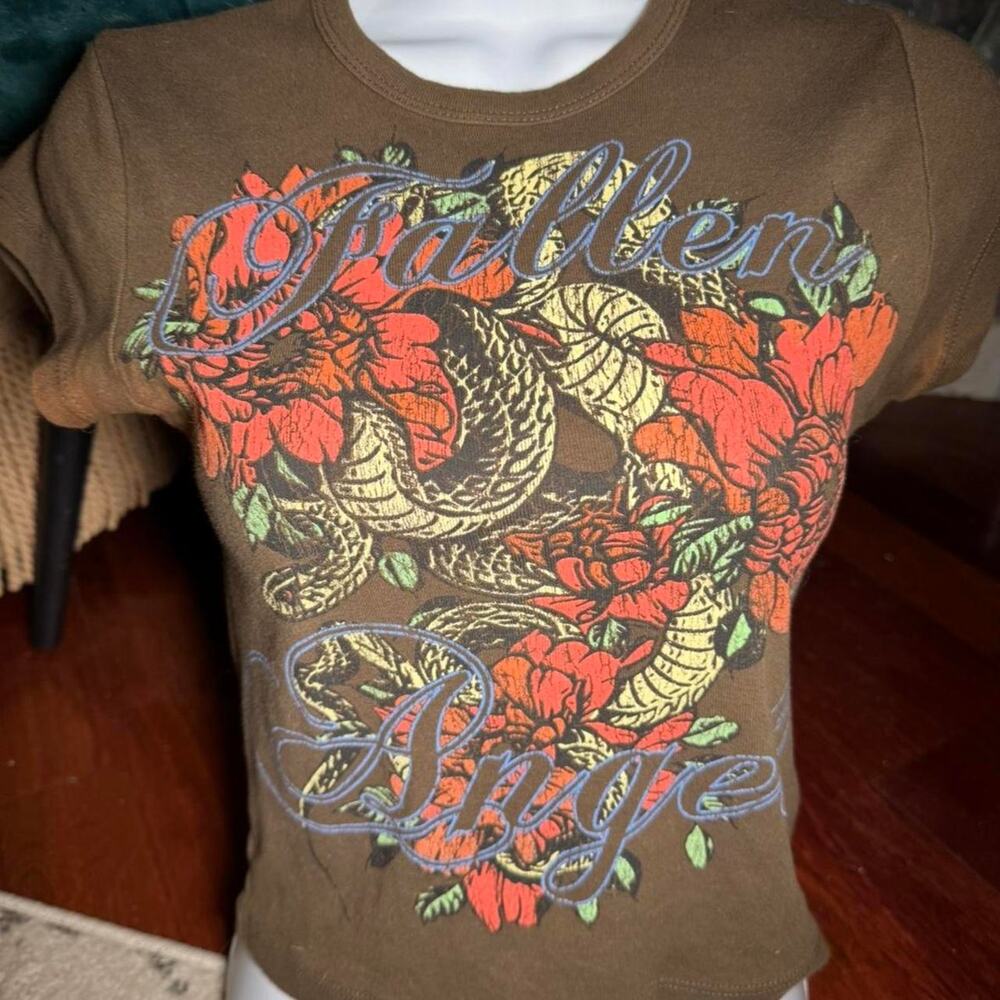💥 Urban outfitters graphic baby tee Festival Small Fallen Angel d1 - Picture 2 of 6